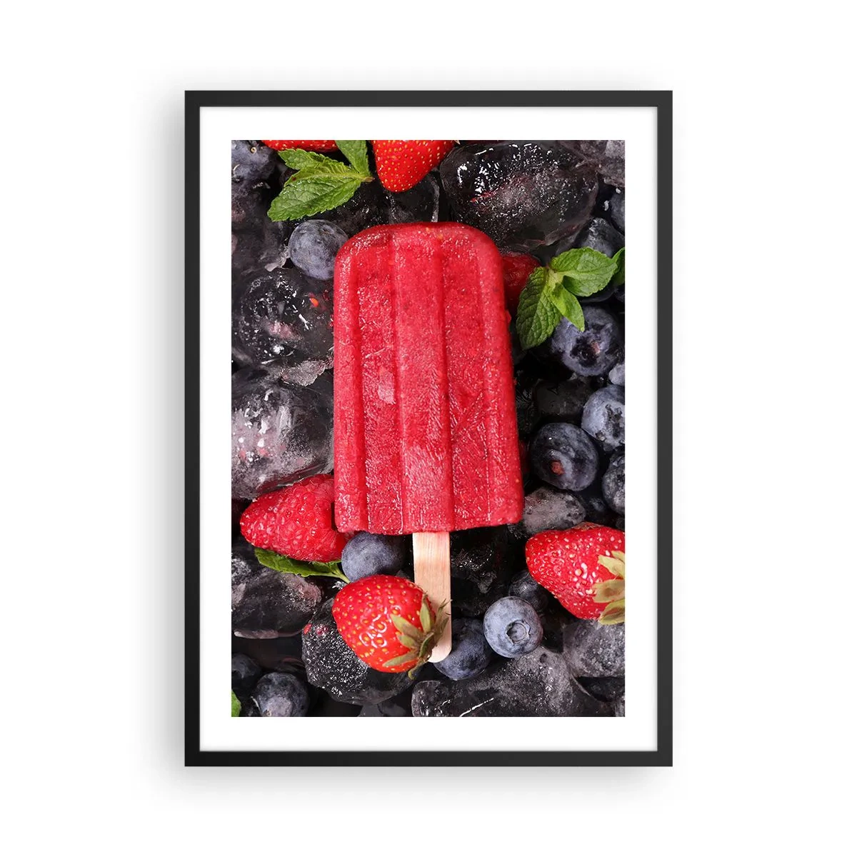 Affisch i svart ram - Röd glasssorbet på en pinne omgiven av jordgubbar och blåbär - 50x70cm - En smak av varm sommar - Modern väggdekoration för vardagsrum och sovrum ARTTOR