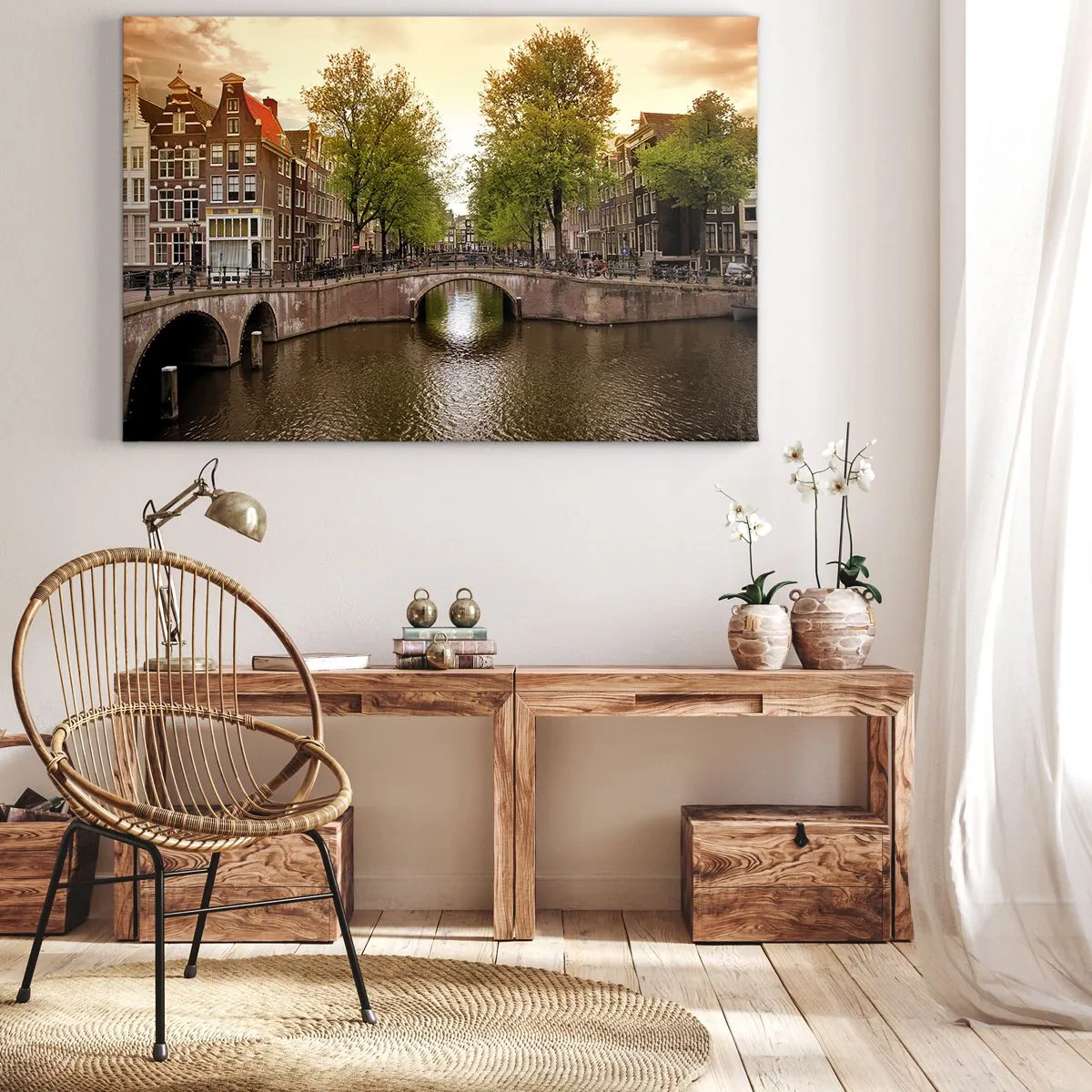 Canvastavla - Bild på duk - En kanal i Amsterdam omgiven av historiska hyreshus - 70x50cm - Med båt eller cykel? - Modern väggdekoration för vardagsrum och sovrum ARTTOR