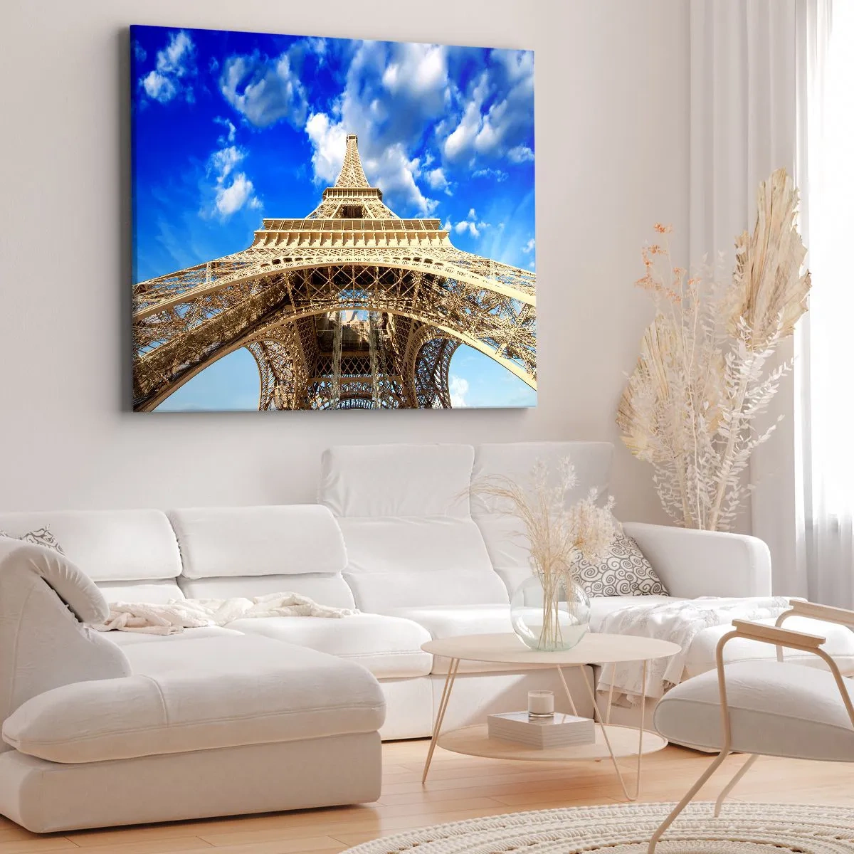 Canvastavla - Bild på duk - Eiffeltornet underifrån mot en blå himmel - 70x50cm - Nå himlen och molnen - Modern väggdekoration för vardagsrum och sovrum ARTTOR