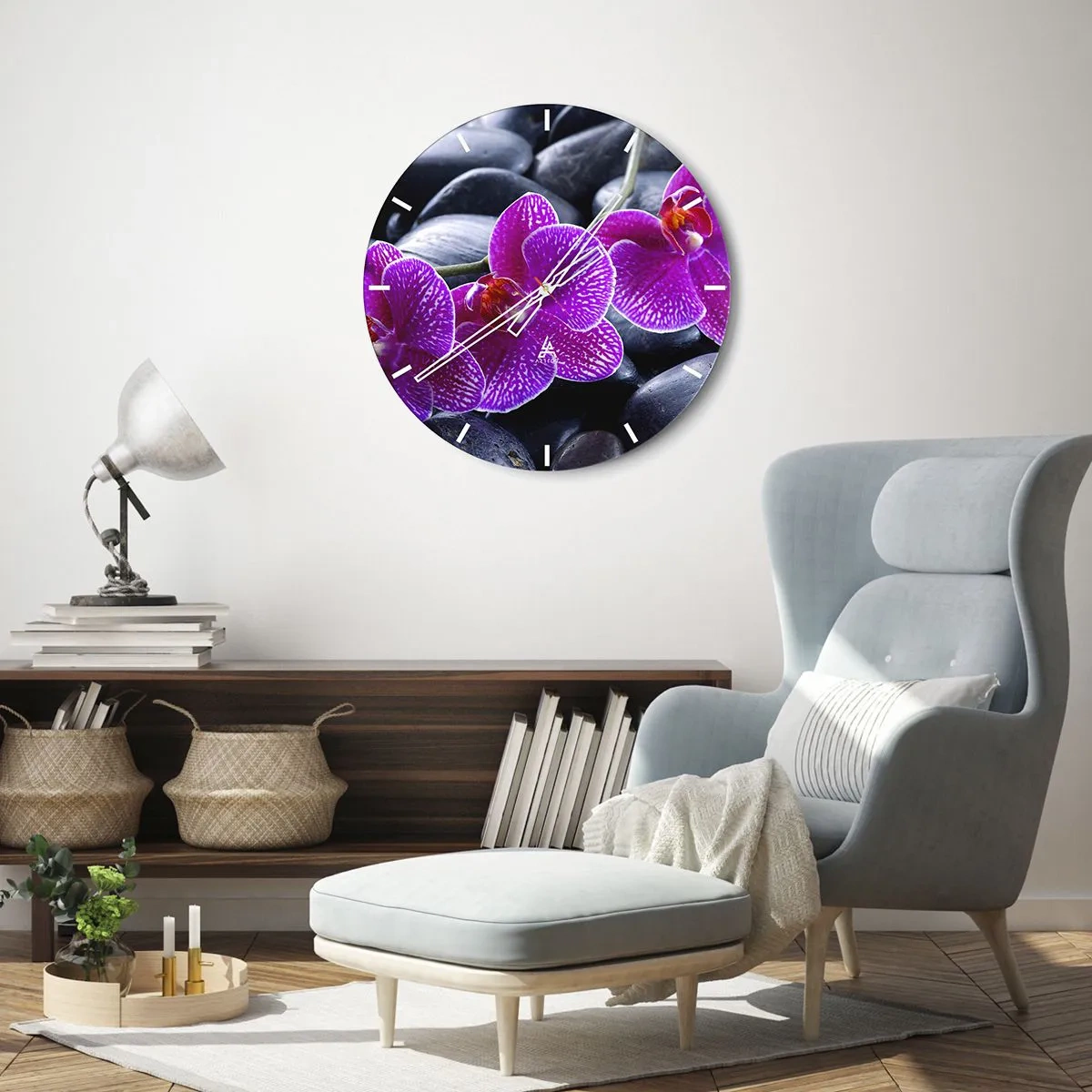 Väggklocka - Klocka på glas - Lila orkidéer mot en bakgrund av svarta stenar - 30x30cm - Stenarna har bleknat av beundran - Modern väggdekoration för vardagsrum, kök och sovrum ARTTOR