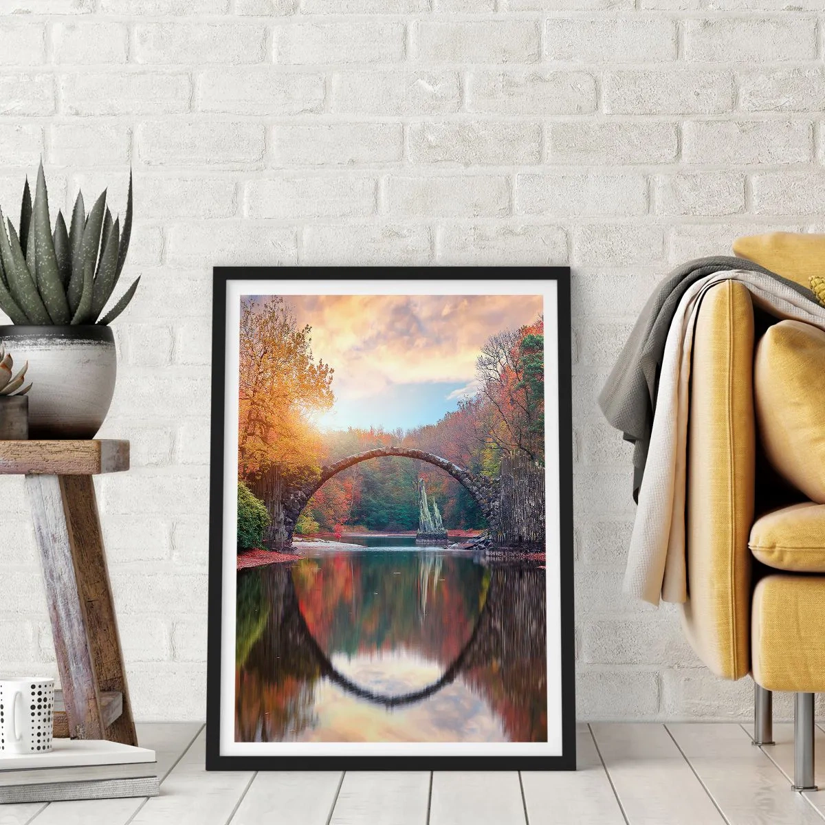 Affisch i svart ram - En stenbro över en sjö i ett höstlandskap - 50x70cm - På andra sidan av spegeln - Modern väggdekoration för vardagsrum och sovrum ARTTOR