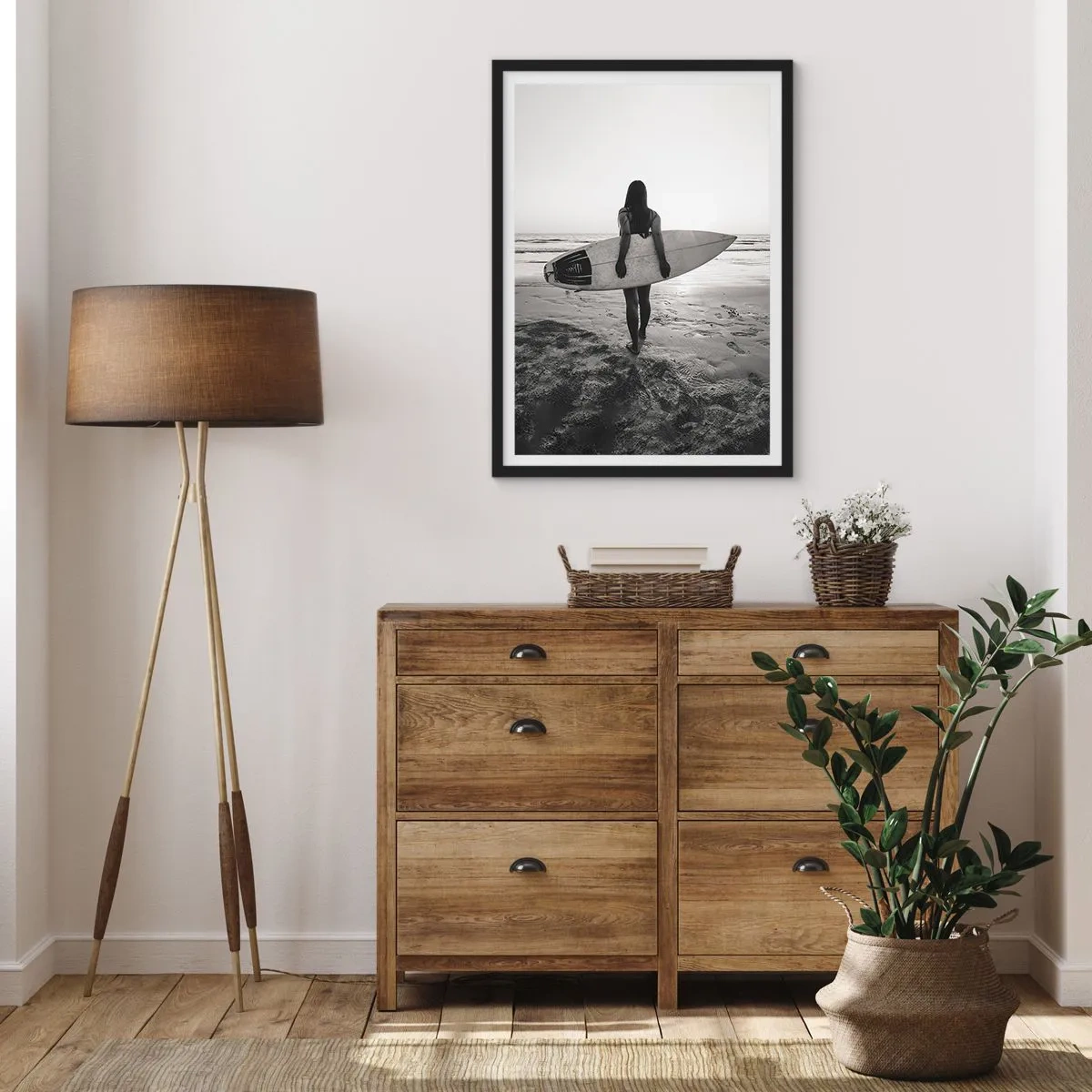 Affisch i svart ram - Kvinna med surfbräda på stranden vid solnedgången - 50x70cm - Havsvågens dotter - Modern väggdekoration för vardagsrum och sovrum ARTTOR