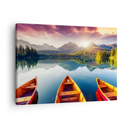 Canvastavla - Bild på duk - Tre träbåtar mot bakgrund av en fjällsjö vid solnedgången - 70x50cm - Ingenting mot naturen - Modern väggdekoration för vardagsrum och sovrum ARTTOR