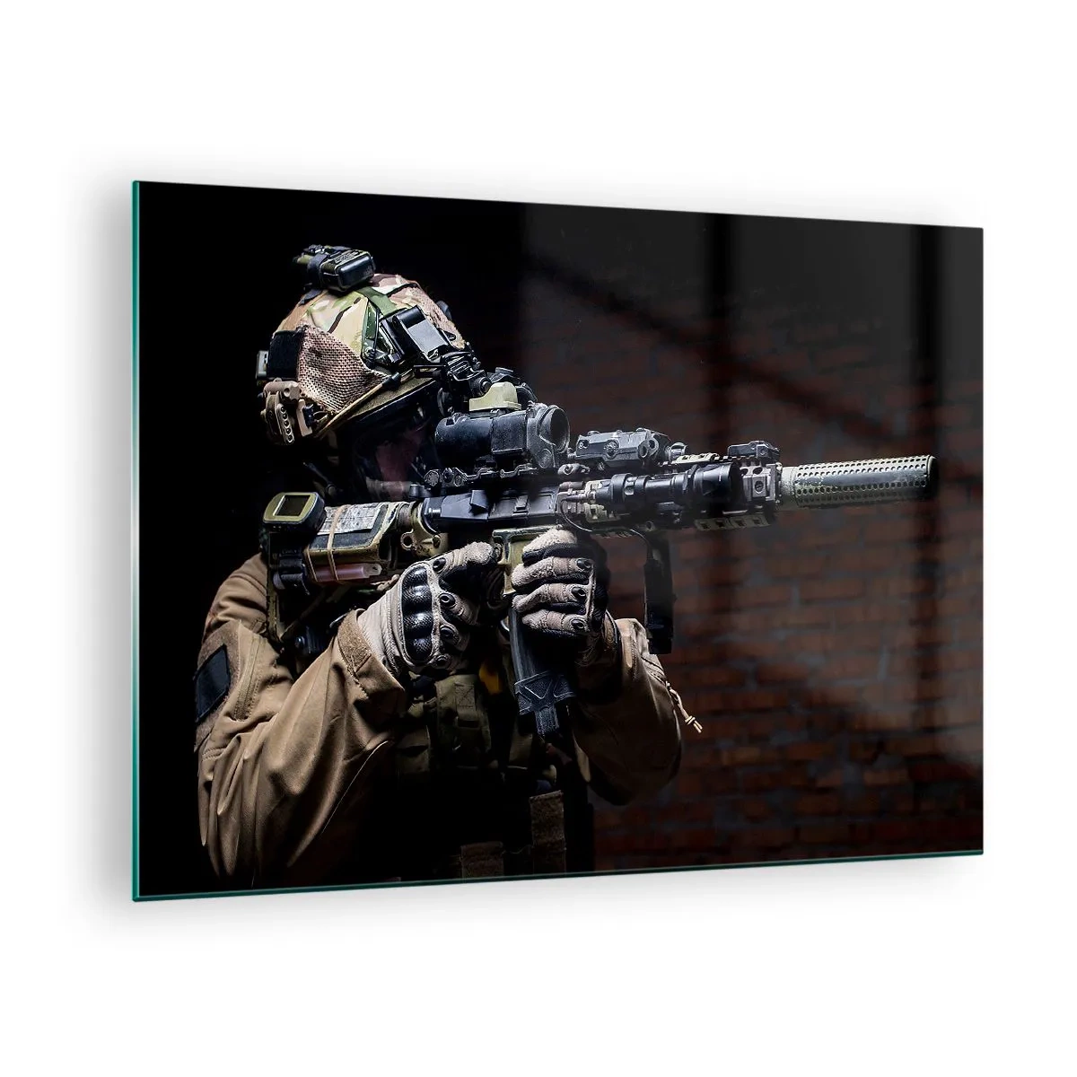 Glastavla - Bild på glas - En soldat i full utrustning med ett gevär mot en tegelvägg - 70x50cm - Dödligt effektiv - Modern väggdekoration för vardagsrum och sovrum ARTTOR