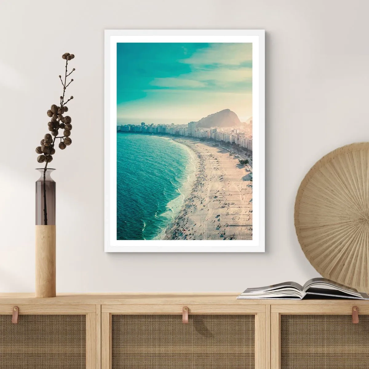 Affisch i vit ram - Evig semester i Rio - 70x100 cm