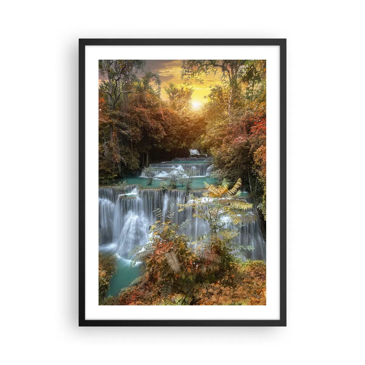 Affisch i svart ram - Ett vattenfall omgivet av höstträd vid solnedgången - 50x70cm - Skogens skatt - Modern väggdekoration för vardagsrum och sovrum ARTTOR