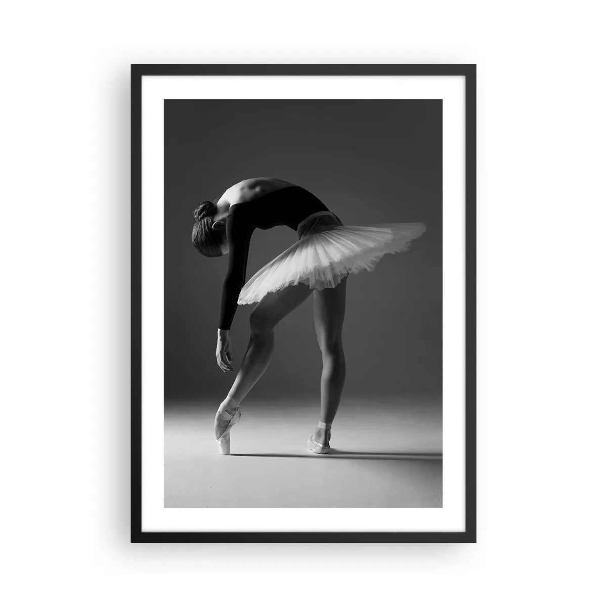 Affisch i svart ram - En ballerina i en svartvit komposition i en elegant pose - 50x70cm - Bella ballerina - Modern väggdekoration för vardagsrum och sovrum ARTTOR