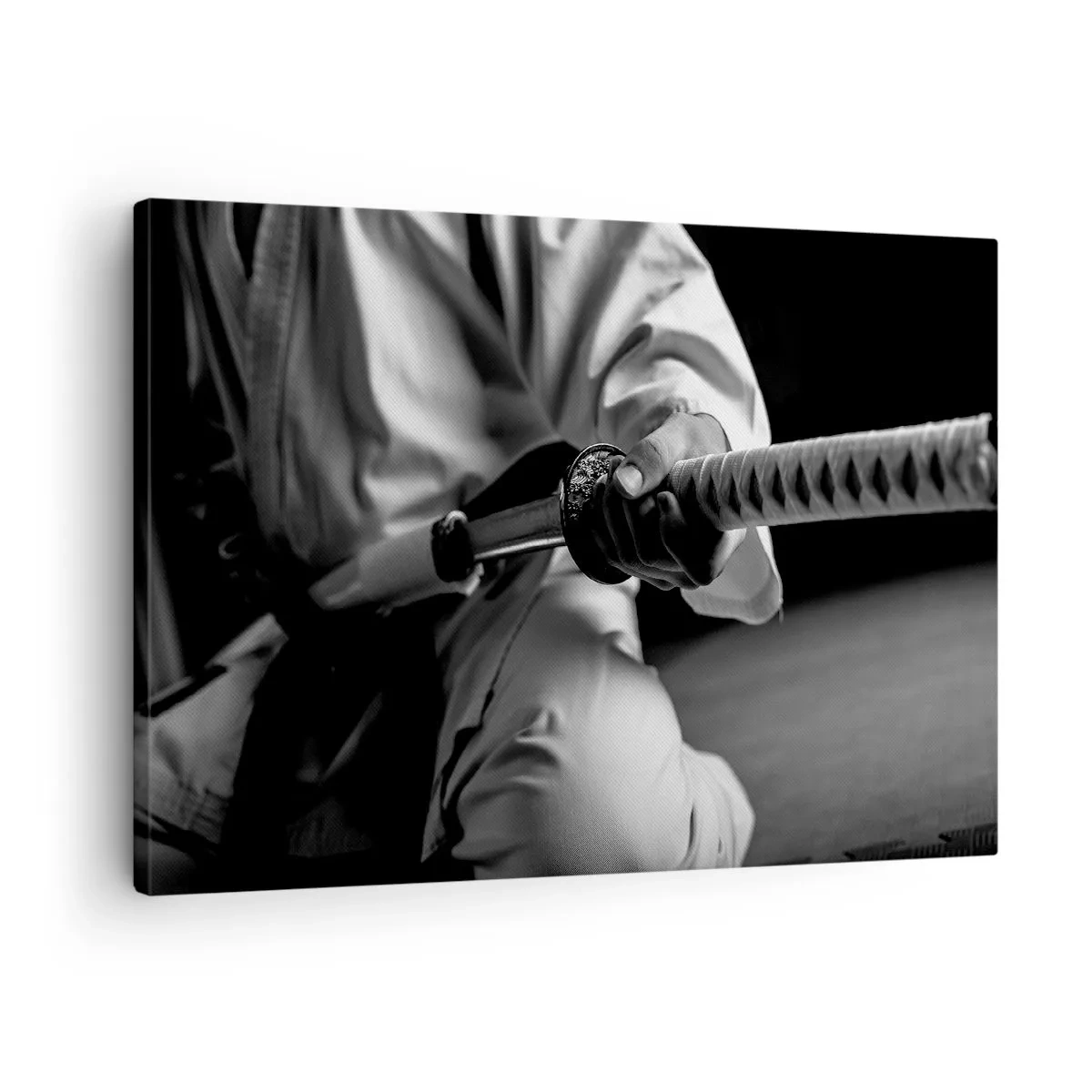 Canvastavla - Bild på duk - En samuraj i kimono som håller en katana i svartvitt. - 70x50cm - Kämpens själ - Modern väggdekoration för vardagsrum och sovrum ARTTOR