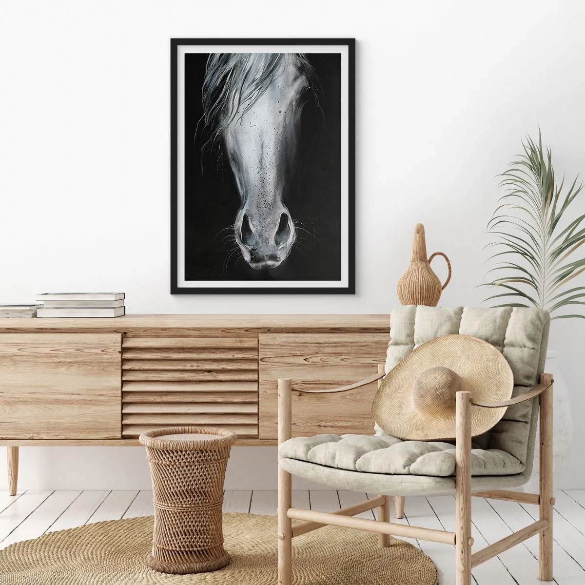 Affisch i svart ram - Närbild av ett hästansikte i svartvitt - 50x70cm - Förförisk blick - Modern väggdekoration för vardagsrum och sovrum ARTTOR