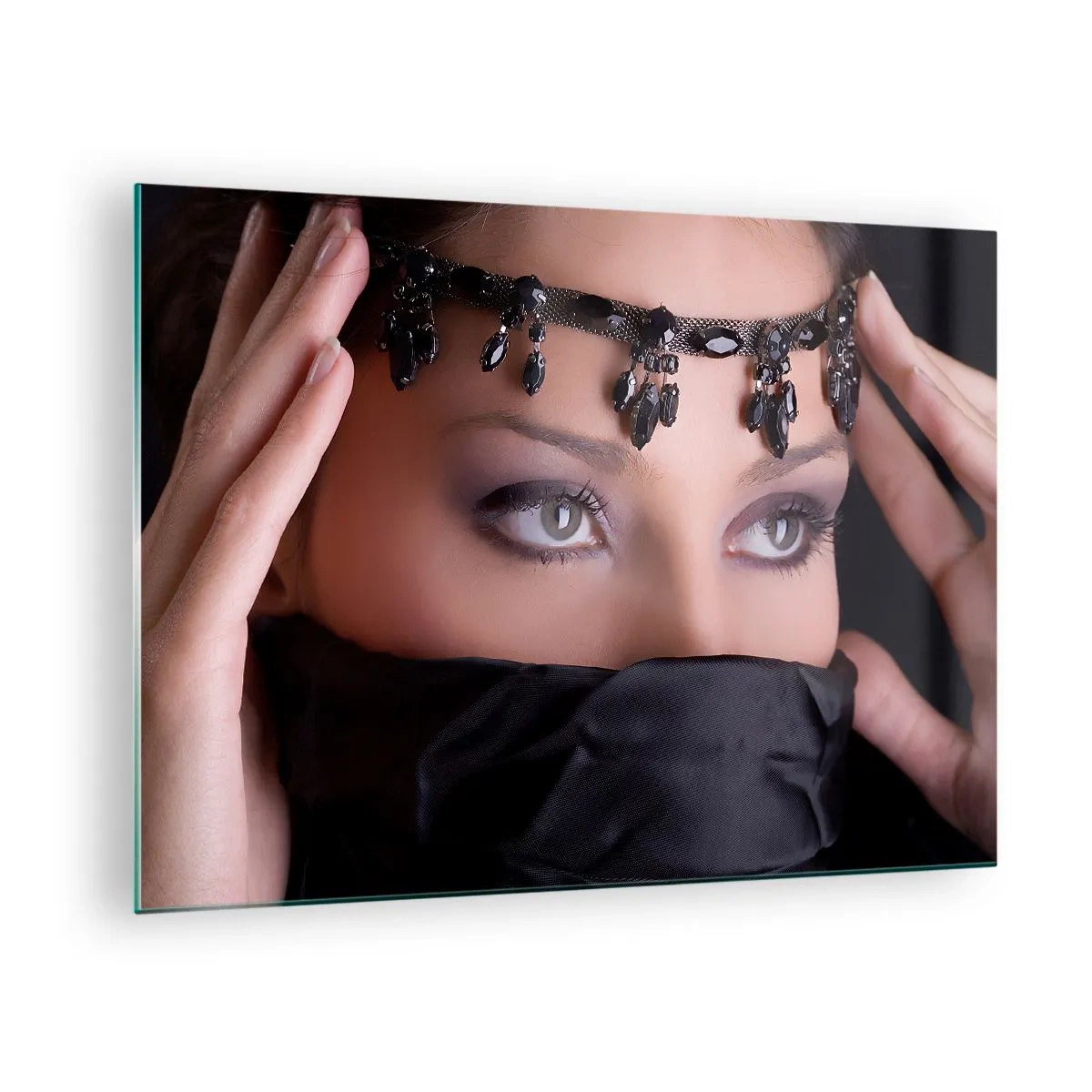 Glastavla - Bild på glas - Ett kvinnans ansikte med en utsmyckad tiara och en intensiv blick - 70x50cm - Lockande orientalisk hemlighet - Modern väggdekoration för vardagsrum och sovrum ARTTOR