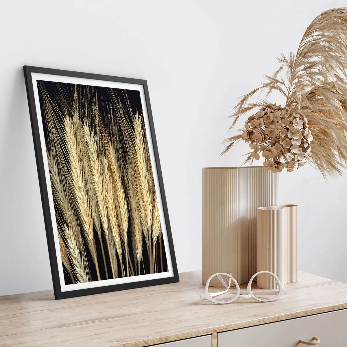 Affisch i svart ram - Närbild av veteax mot svart bakgrund - 50x70cm - Rustik magi - Modern väggdekoration för vardagsrum och sovrum ARTTOR