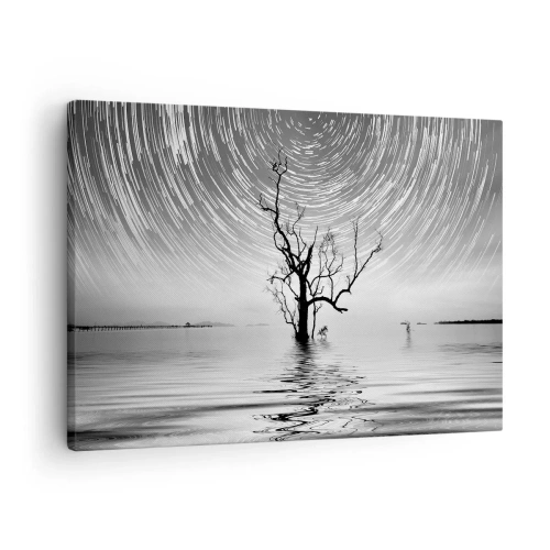Canvastavla - Bild på duk - Ett träd i vattnet under en natthimmel med rörliga stjärnor - 70x50cm - Naturens symfoni - Modern väggdekoration för vardagsrum och sovrum ARTTOR
