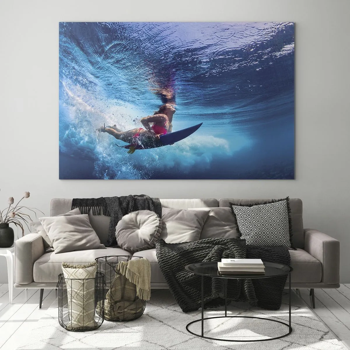 Glastavla - Bild på glas - En undervattensscen med en surfare i dynamisk action - 70x50cm - Glädjens djup - Modern väggdekoration för vardagsrum och sovrum ARTTOR