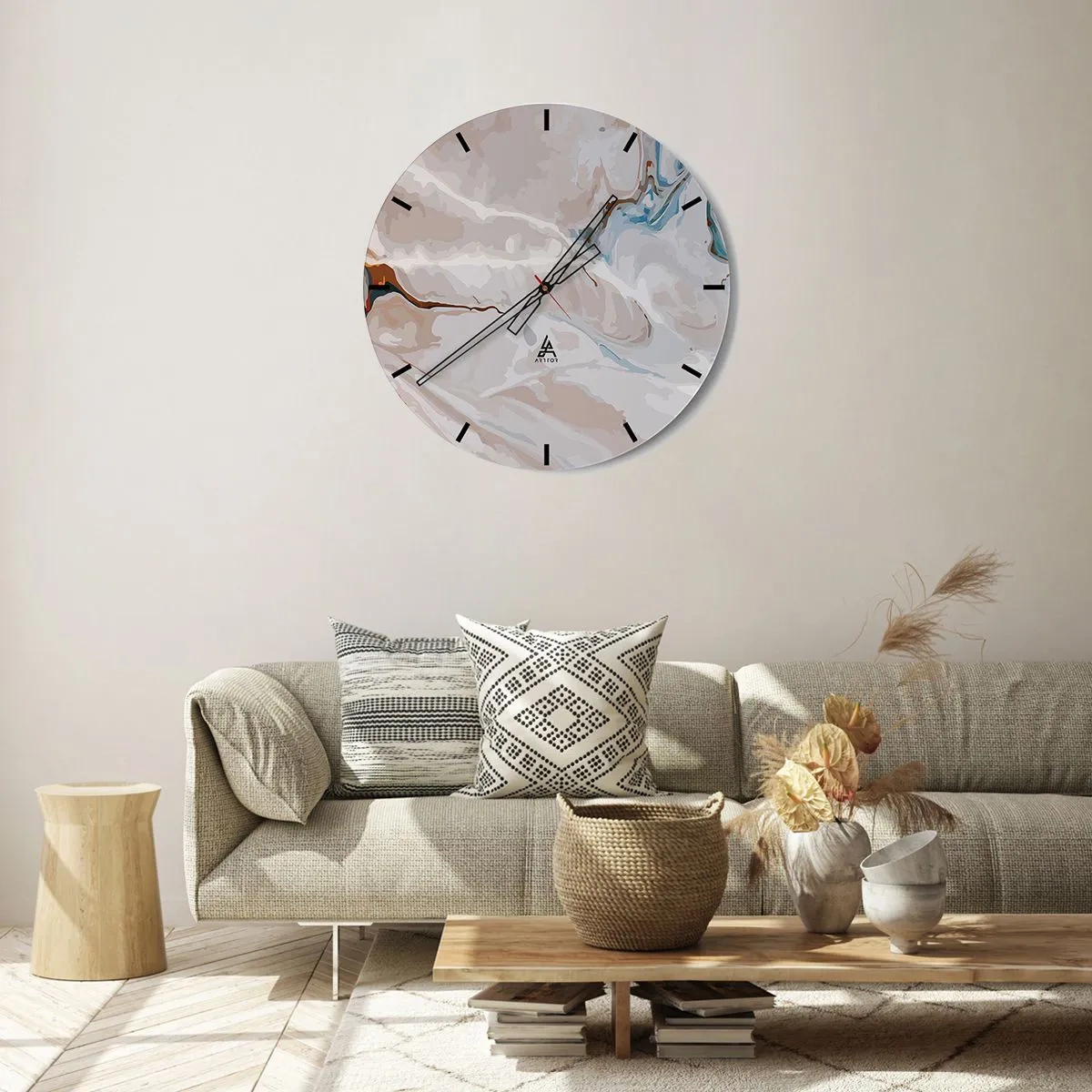 Väggklocka - Klocka på glas - Ett abstrakt mönster med inslag av blått och brunt mot en ljus bakgrund. - 30x30cm - Blåa meanderlopp under vithet - Modern väggdekoration för vardagsrum, kök och sovrum ARTTOR