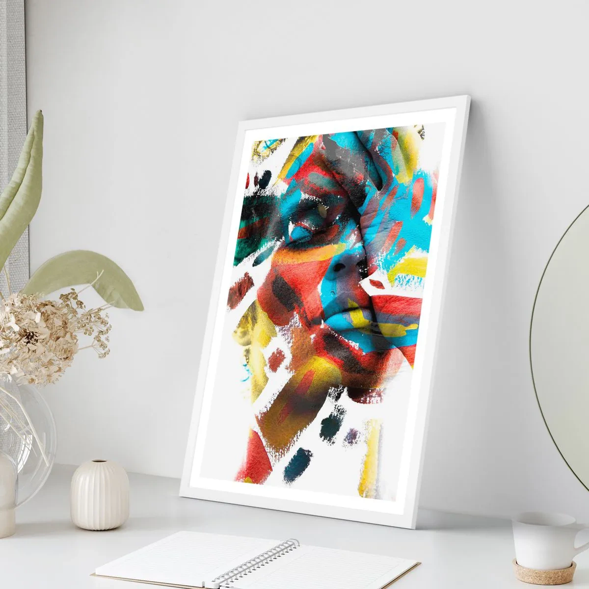 Affisch i vit ram - Färgrik personlighet - 40x50 cm