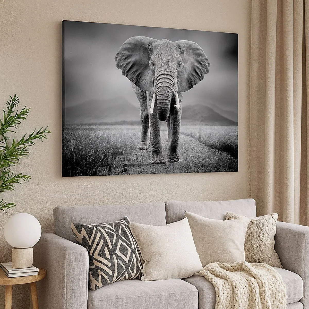 Canvastavla - Bild på duk - En mäktig elefant på savannen i monokromatiska toner - 70x50cm - Värden hälsar välkommen - Modern väggdekoration för vardagsrum och sovrum ARTTOR