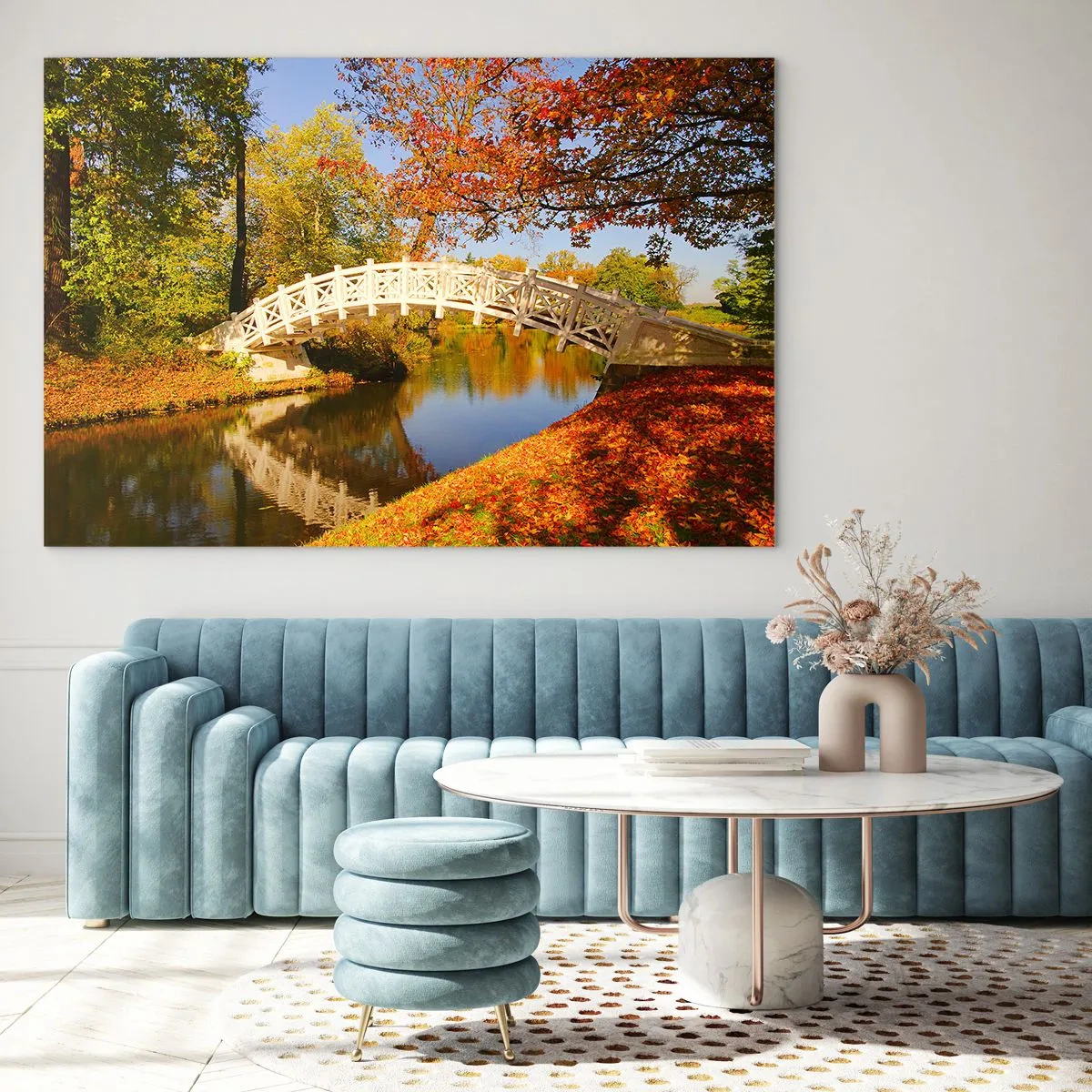 Glastavla - Bild på glas - En träbro över en flod omgiven av höstfärger - 70x50cm - På suckarnas vita bro - Modern väggdekoration för vardagsrum och sovrum ARTTOR