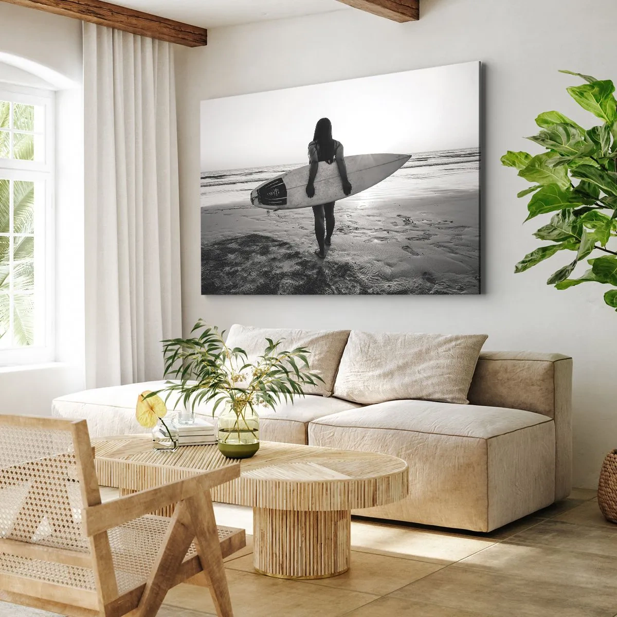 Canvastavla - Bild på duk - Kvinna med surfbräda på stranden i svartvitt - 70x50cm - Havsvågens dotter - Modern väggdekoration för vardagsrum och sovrum ARTTOR