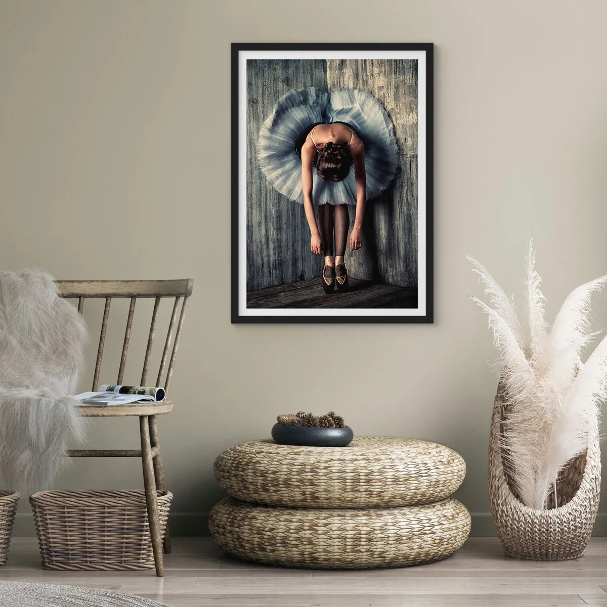 Affisch i svart ram - En elegant ballerina i klassisk pose mot en rå vägg. - 50x70cm - När musiken tystnar - Modern väggdekoration för vardagsrum och sovrum ARTTOR