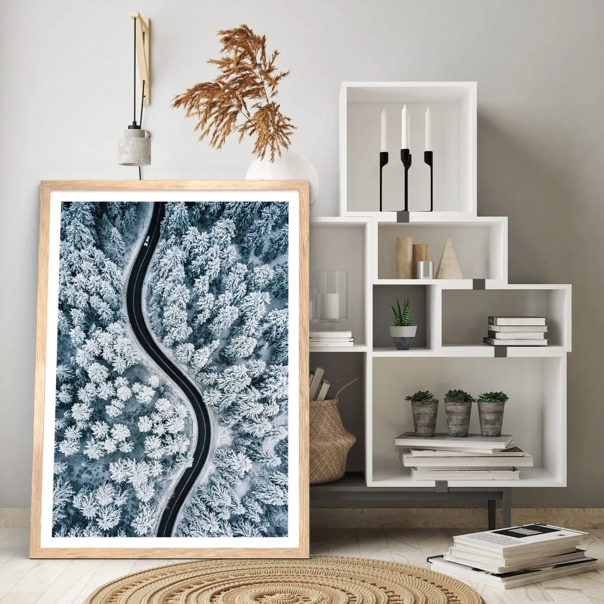 Affisch i ram av ljusek - Genom vinterskogen - 50x70 cm