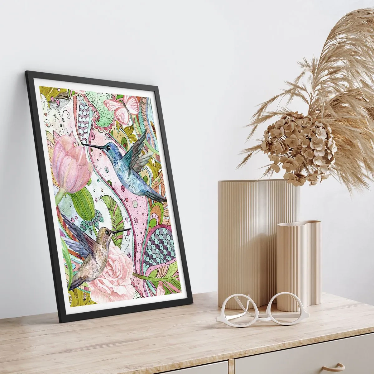 Affisch i svart ram - Färgglada kolibrier mot en bakgrund av blommor och mönster - 50x70cm - Inbäddade i klätterväxter - Modern väggdekoration för vardagsrum och sovrum ARTTOR