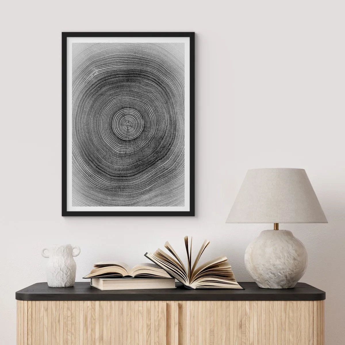 Affisch i svart ram - Svartvit grafik som visar ett tvärsnitt av en trädstam - 50x70cm - Ett tecken i tiden - Modern väggdekoration för vardagsrum och sovrum ARTTOR