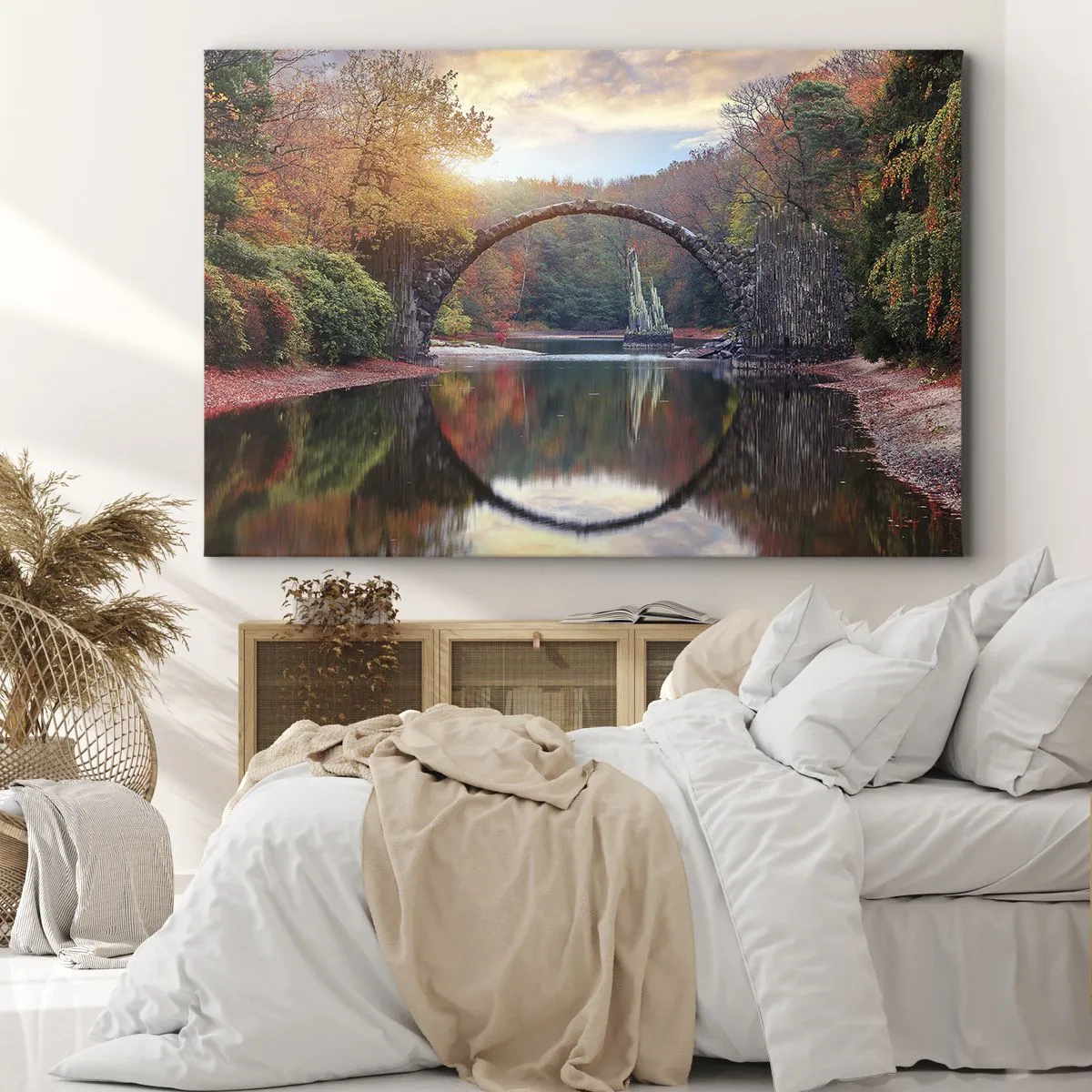 Canvastavla - Bild på duk - En stenbro i ett höstlandskap över lugnt vatten - 70x50cm - På andra sidan av spegeln - Modern väggdekoration för vardagsrum och sovrum ARTTOR