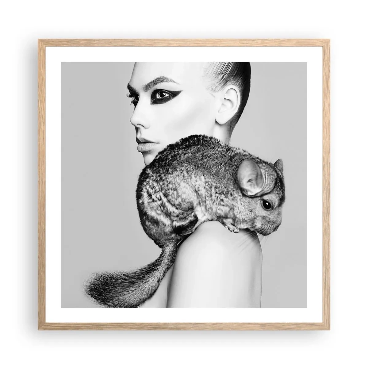 Affisch i ram av ljusek - Dam med chinchilla - 60x60 cm