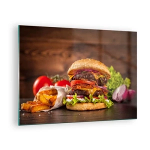 Glastavla - Bild på glas - Saftig hamburgare med pålägg och pommes frites på en träbakgrund - 70x50cm - Förbjuden frukt - Modern väggdekoration för vardagsrum och sovrum ARTTOR