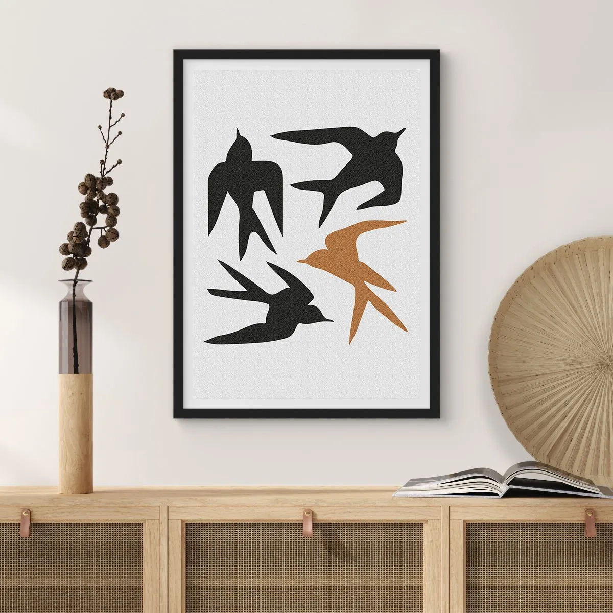 Affisch i svart ram - Stiliserade silhuetter av svalor på en ljus bakgrund - 50x70cm - Svalornas lek - Modern väggdekoration för vardagsrum och sovrum ARTTOR