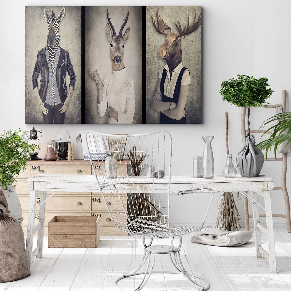 Canvastavla - Bild på duk - En triptyk med djurfigurer i människokläder mot en konstnärlig bakgrund - 70x50cm - Må gesterna tala - Modern väggdekoration för vardagsrum och sovrum ARTTOR
