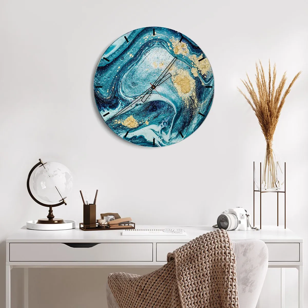 Väggklocka - Klocka på glas - En abstrakt virvel i nyanser av blått och guld med marmoreffekt. - 30x30cm - Blå virvel - Modern väggdekoration för vardagsrum, kök och sovrum ARTTOR