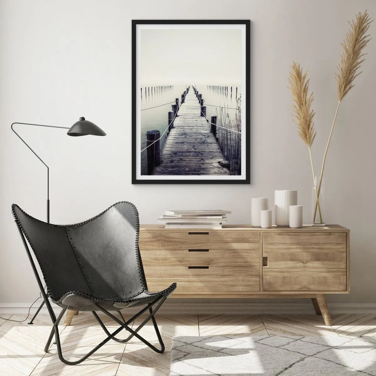 Affisch i svart ram - En träbro som leder ut i en dimmig vattenyta - 50x70cm - Fördjupa dig i frid - Modern väggdekoration för vardagsrum och sovrum ARTTOR