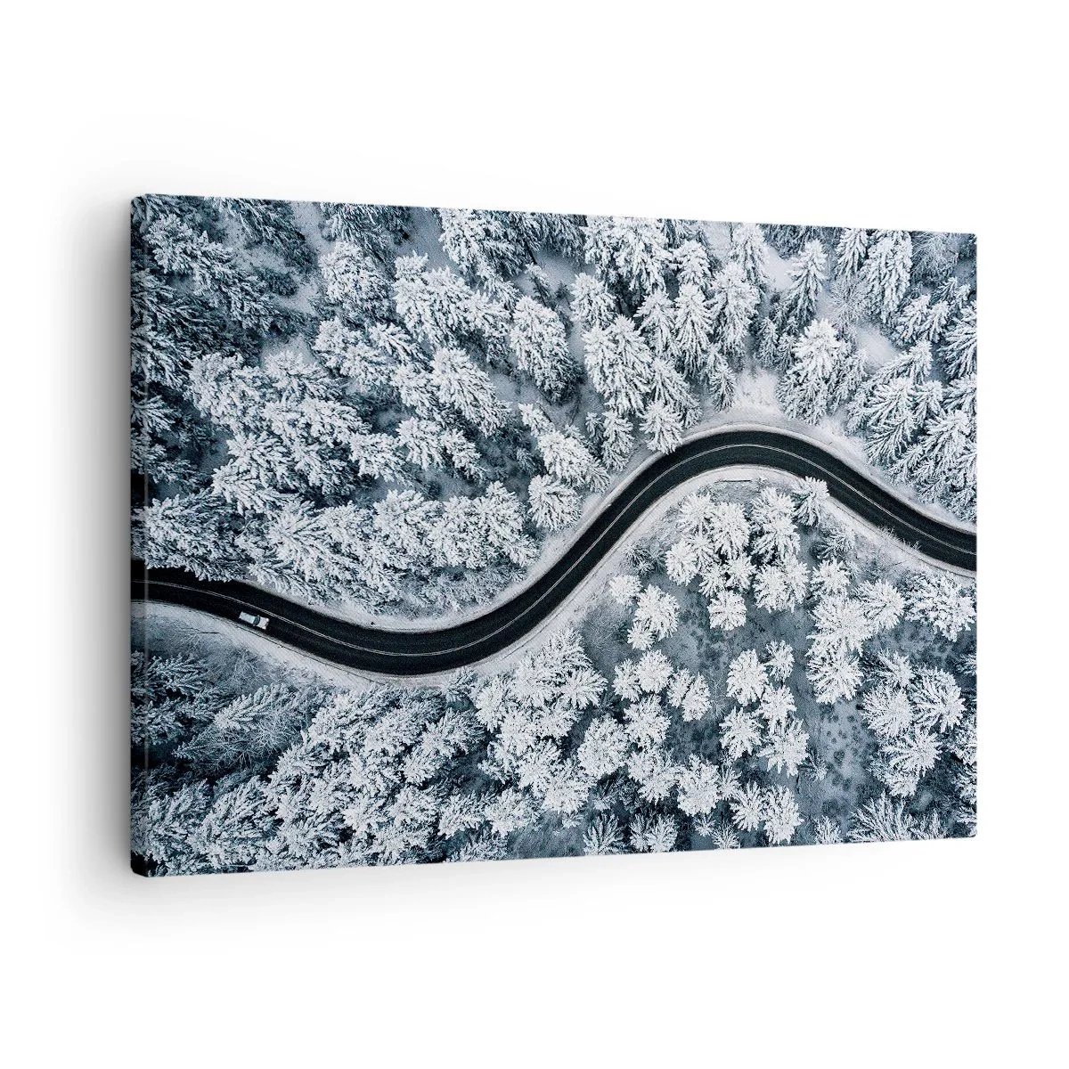 Canvastavla - Bild på duk - En fågelperspektiv av en slingrande väg i en vinterskog - 70x50cm - Genom vinterskogen - Modern väggdekoration för vardagsrum och sovrum ARTTOR