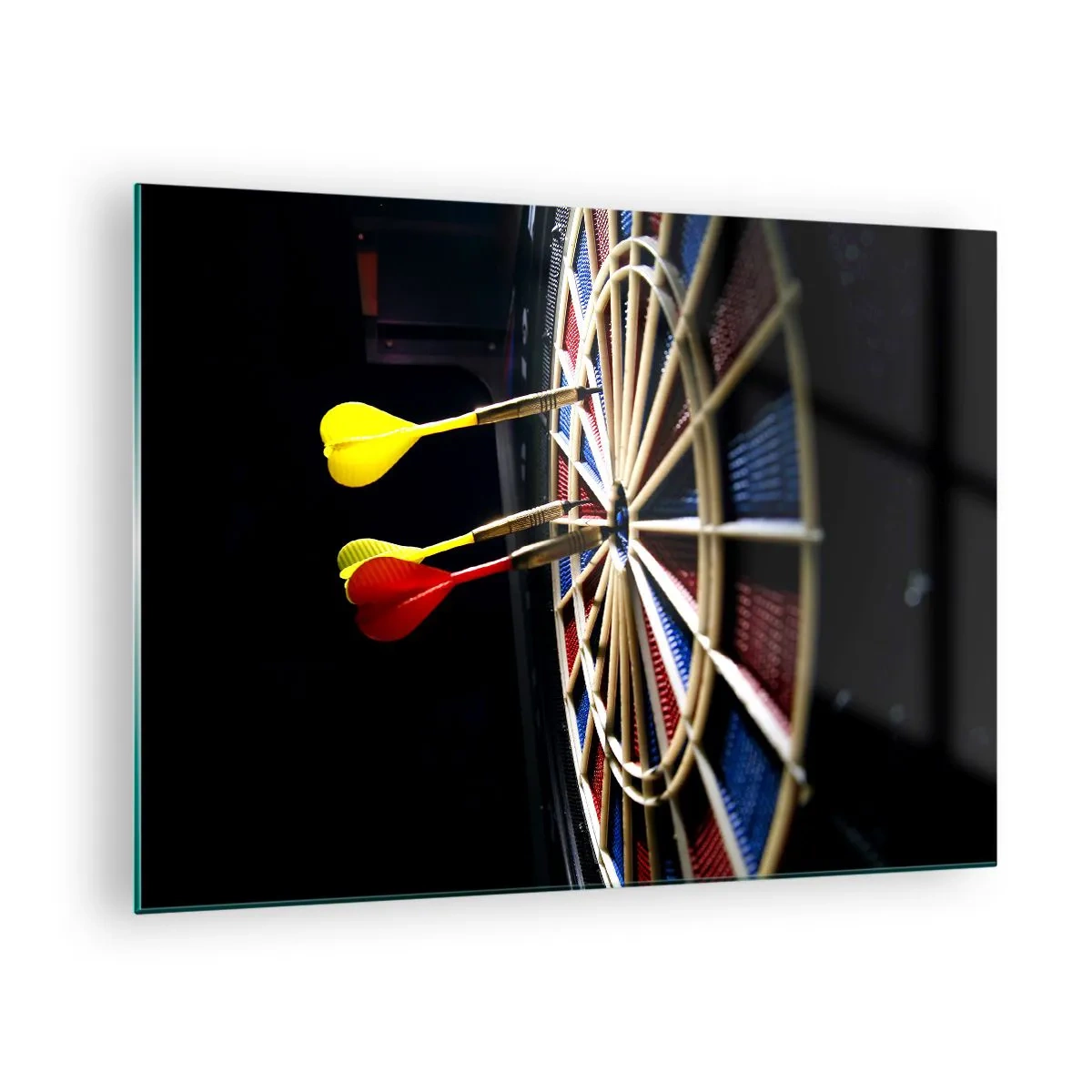 Glastavla - Bild på glas - Dart som träffar ett mål i en mörk miljö - 70x50cm - Mitt i prick - Modern väggdekoration för vardagsrum och sovrum ARTTOR