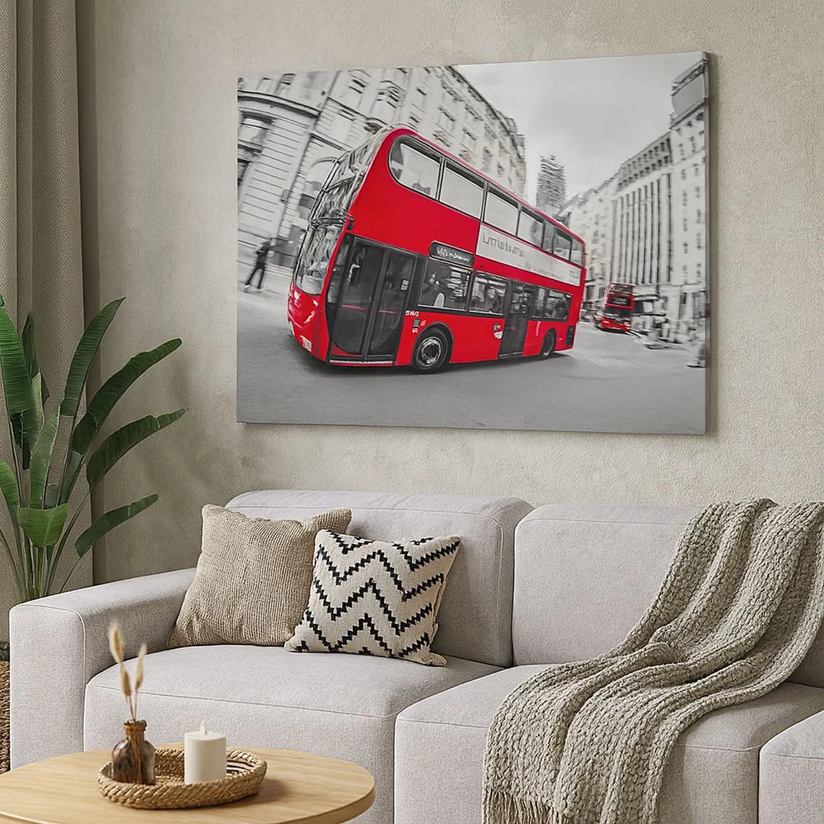 Canvastavla - Bild på duk - En röd Londonbuss mot en svartvit gata - 70x50cm - Londo traditionellt - by bus - Modern väggdekoration för vardagsrum och sovrum ARTTOR