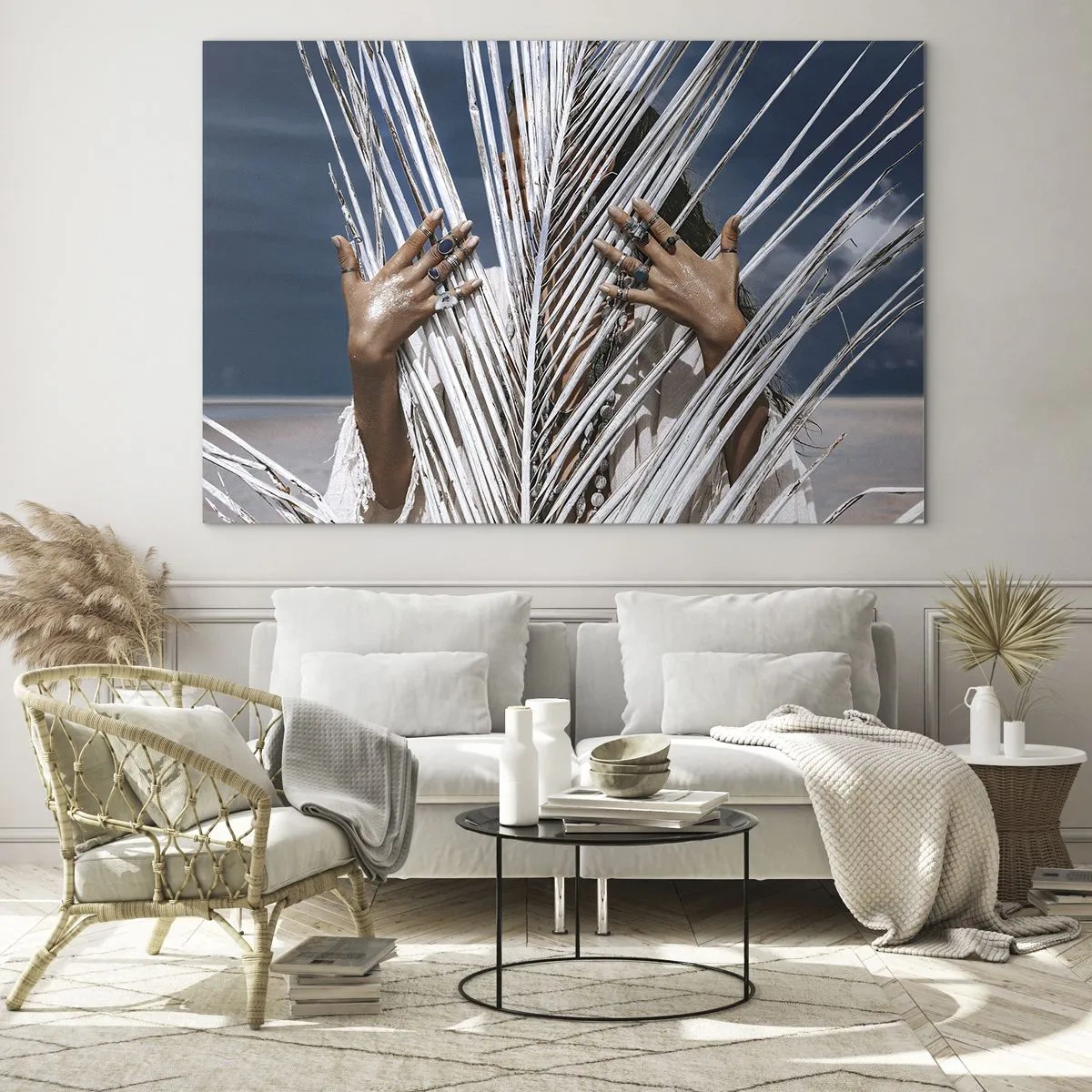 Glastavla - Bild på glas - En kvinnas händer dekorerade med ringar bakom en torr palmträd - 70x50cm - Schamanens flickvän? - Modern väggdekoration för vardagsrum och sovrum ARTTOR
