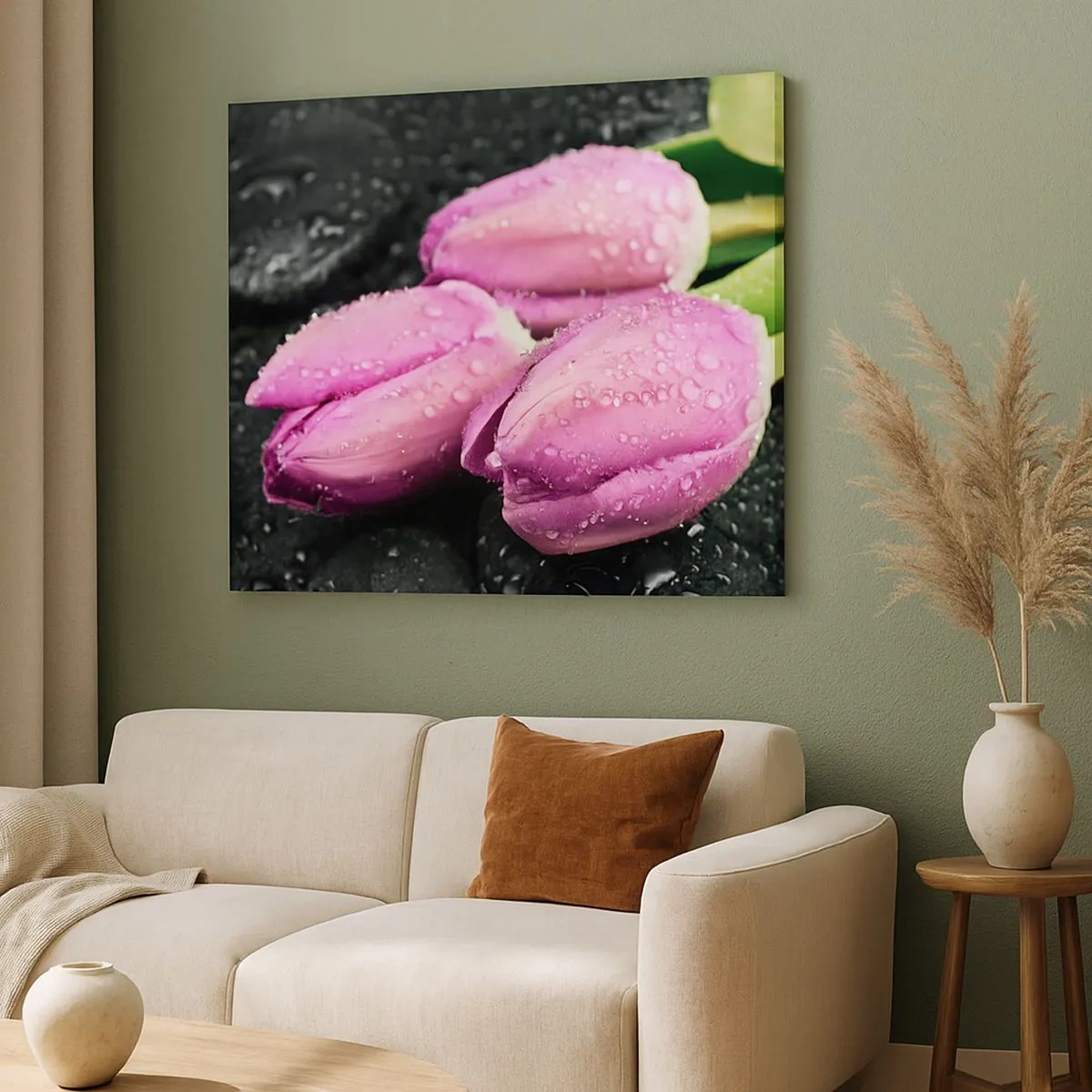 Canvastavla - Bild på duk - Tre rosa tulpaner med vattendroppar på svart bakgrund - 70x50cm - Tre i lila färg på en sten - Modern väggdekoration för vardagsrum och sovrum ARTTOR