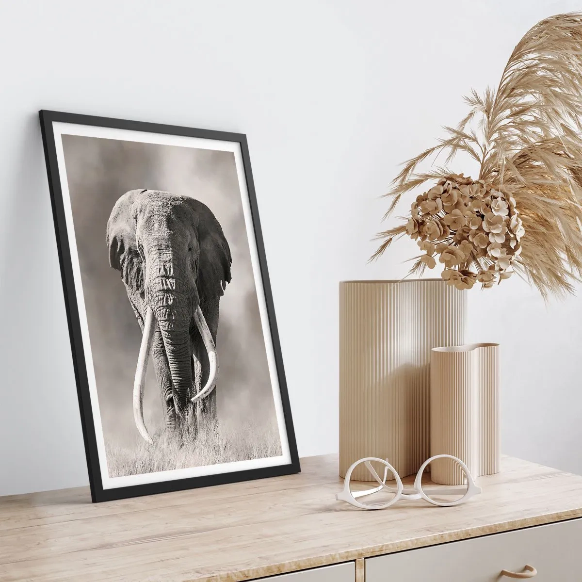 Affisch i svart ram - Monokromt porträtt av en majestätisk elefant - 50x70cm - Afrikansk patriark - Modern väggdekoration för vardagsrum och sovrum ARTTOR