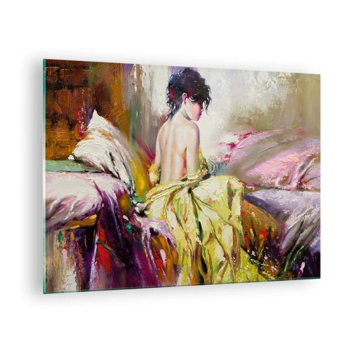 Glastavla - Bild på glas - En kvinna i gul klänning sittande på en säng i impressionistisk stil. - 70x50cm - Mellan munnen och glaskanten - Modern väggdekoration för vardagsrum och sovrum ARTTOR