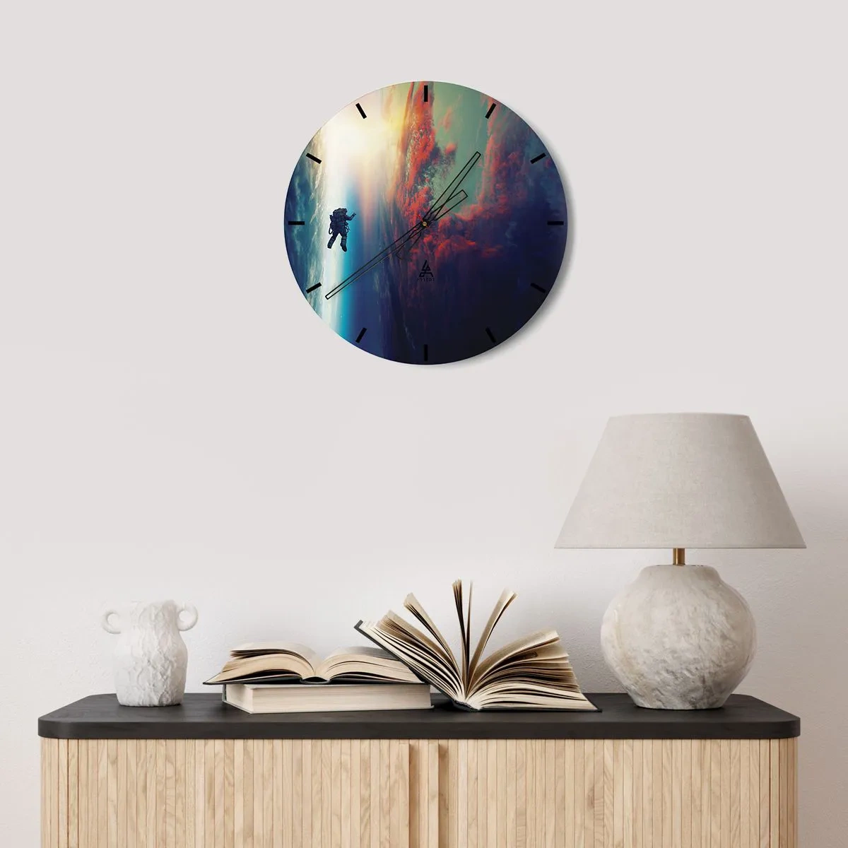 Väggklocka - Klocka på glas - En målerisk komposition av röda skavmärken och strukturer på vit bakgrund - 30x30cm - Stå emot universumet - Modern väggdekoration för vardagsrum, kök och sovrum ARTTOR
