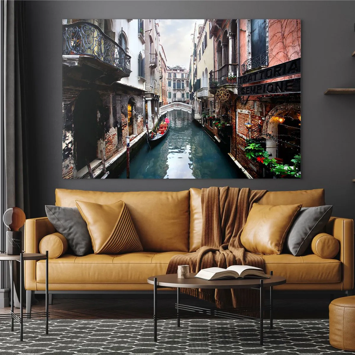 Glastavla - Bild på glas - En venetiansk kanal med en gondol omgiven av historiska byggnader - 70x50cm - Venedig-landskap med gondol och bro - Modern väggdekoration för vardagsrum och sovrum ARTTOR