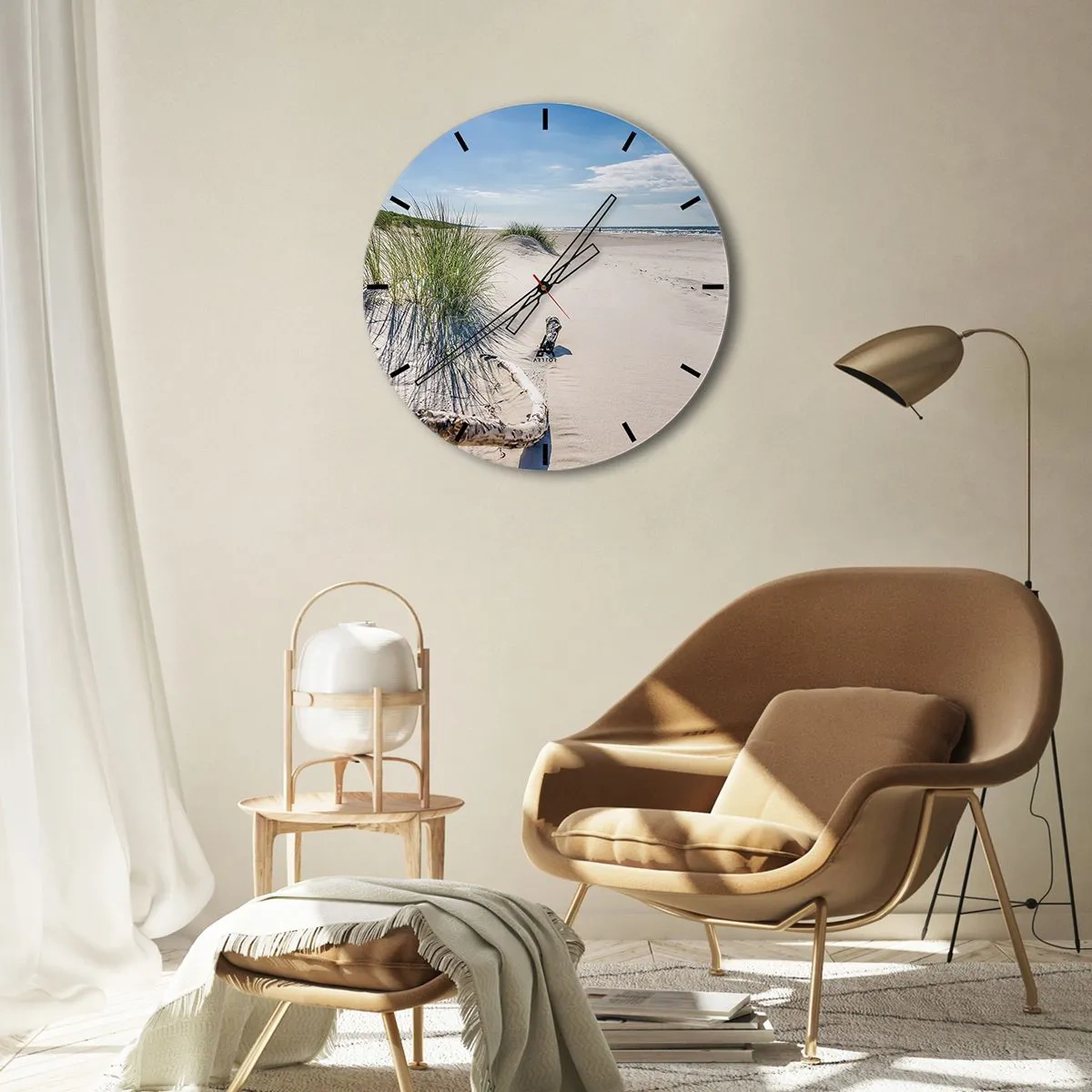 Väggklocka - Klocka på glas - En strand med sand, gräs och havsutsikt på en solig dag - 30x30cm - Vackrast? Östersjöstrand - Modern väggdekoration för vardagsrum, kök och sovrum ARTTOR