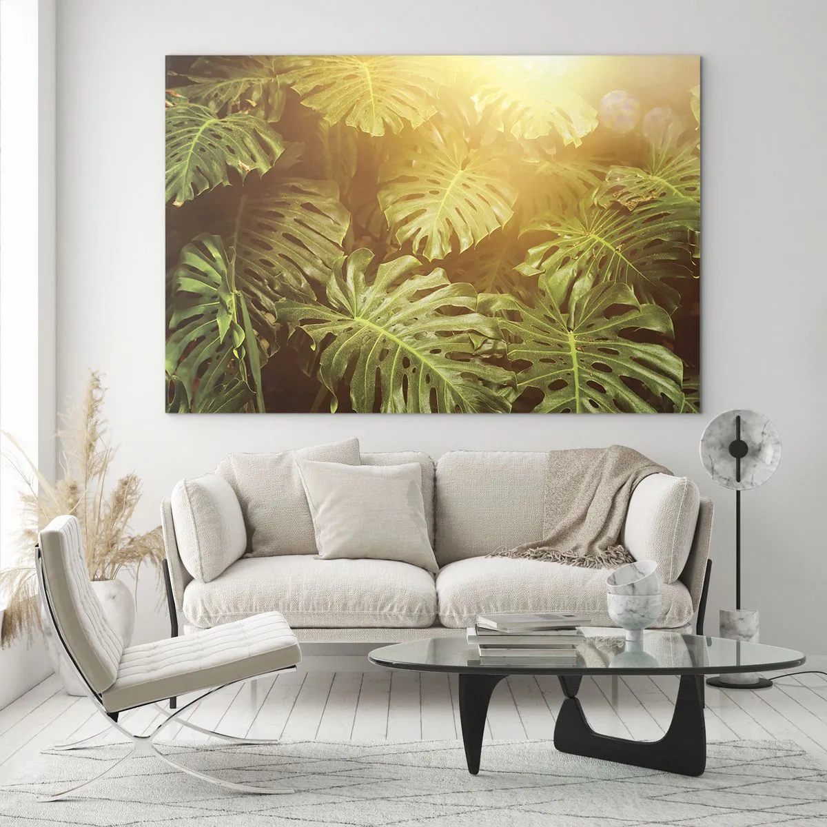 Glastavla - Bild på glas - Gröna monsterablad i det gyllene ljuset från den tropiska solen - 70x50cm - Beträda grönskan... - Modern väggdekoration för vardagsrum och sovrum ARTTOR
