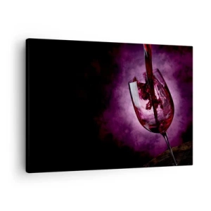 Canvastavla - Bild på duk - Rött vin som hälls i ett glas mot en bakgrund av lila rök - 70x50cm - Scharlakansröd? Karmin? Nej, rubin - Modern väggdekoration för vardagsrum och sovrum ARTTOR