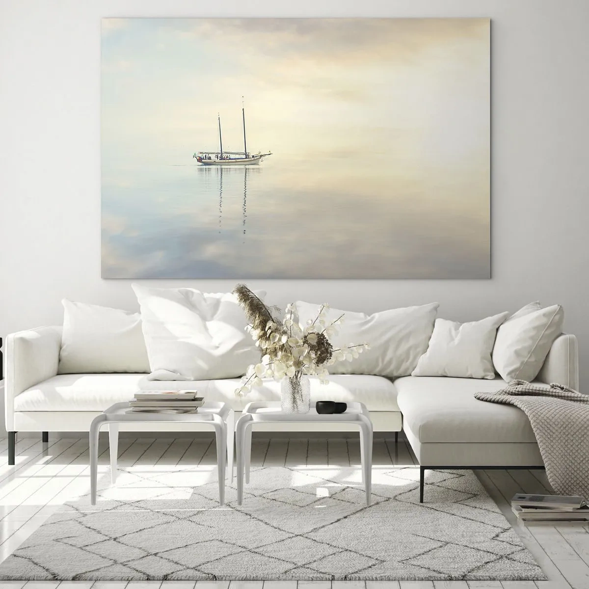 Glastavla - Bild på glas - En segelbåt som driver på ett lugnt hav i gryningen - 70x50cm - I ett hav av tystnad - Modern väggdekoration för vardagsrum och sovrum ARTTOR