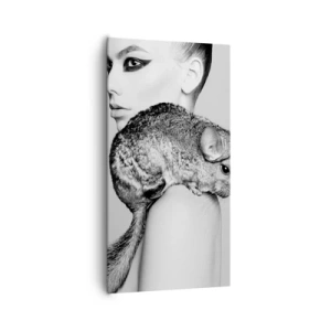 Canvastavla - Bild på duk - Dam med chinchilla - 65x120 cm