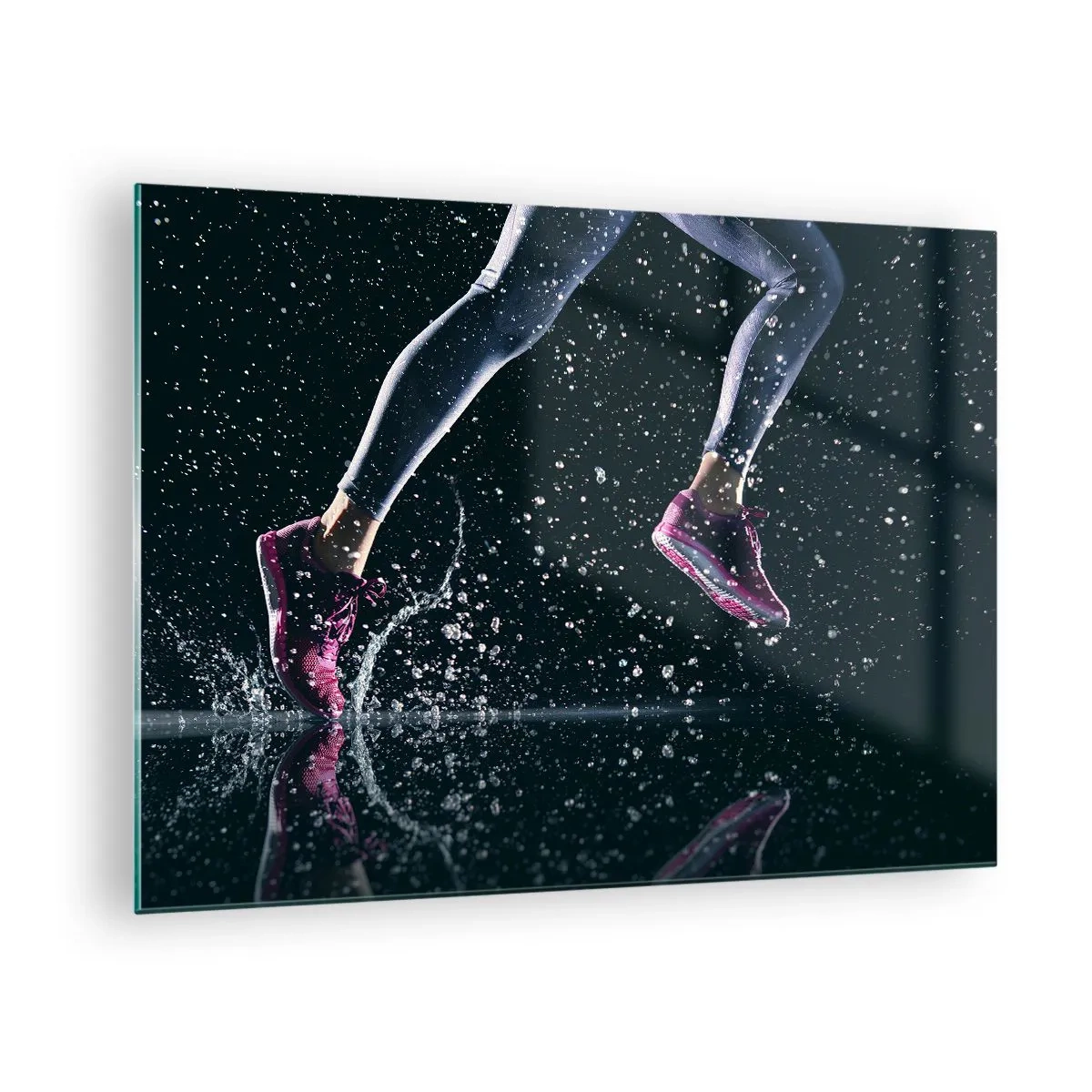 Glastavla - Bild på glas - Springa genom vatten i sportskor mot en mörk bakgrund - 70x50cm - Med all kraft i benen - Modern väggdekoration för vardagsrum och sovrum ARTTOR