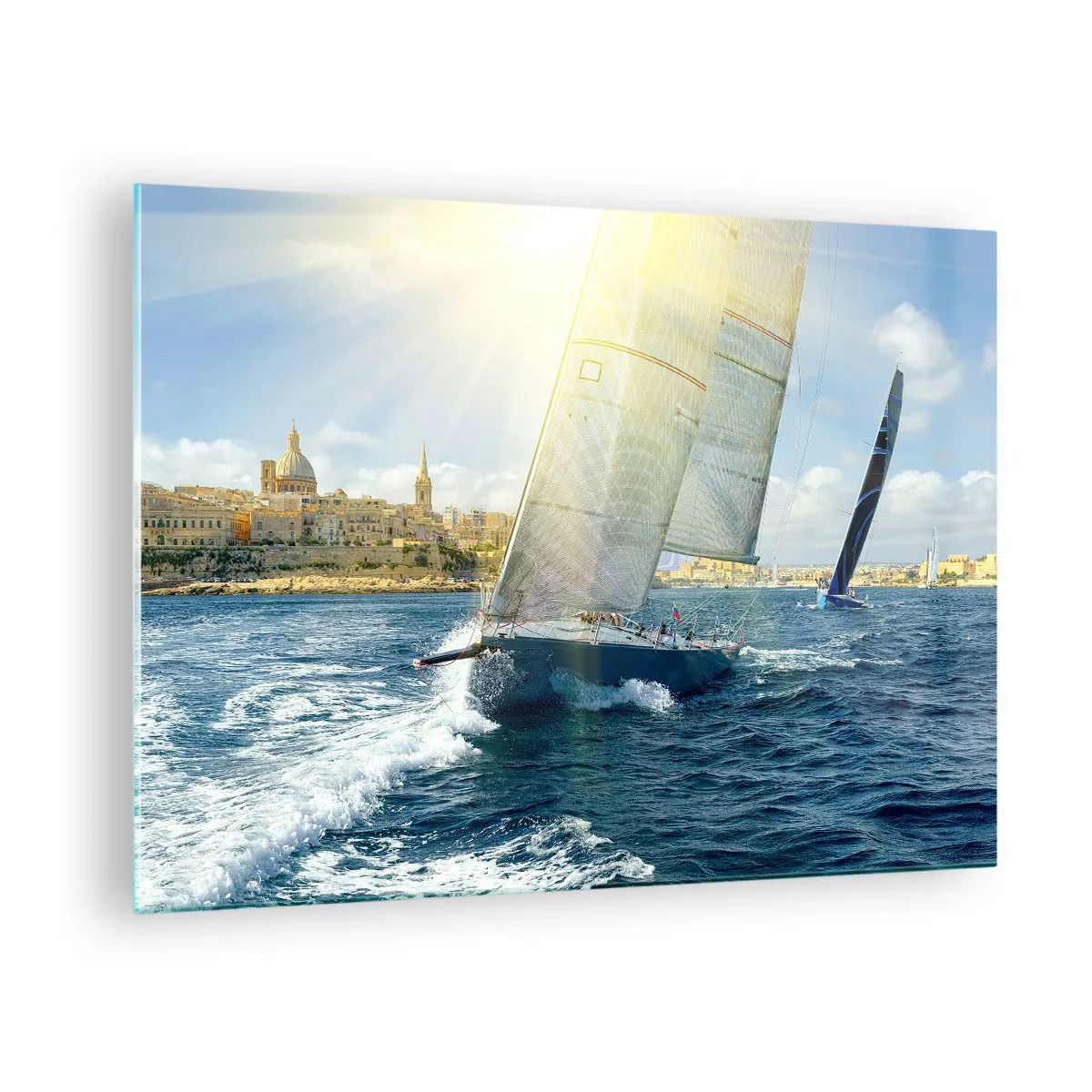 Glastavla - Bild på glas - En yacht som seglar mot bakgrund av en stad på en solig dag - 70x50cm - Dags att lämna staden - Modern väggdekoration för vardagsrum och sovrum ARTTOR