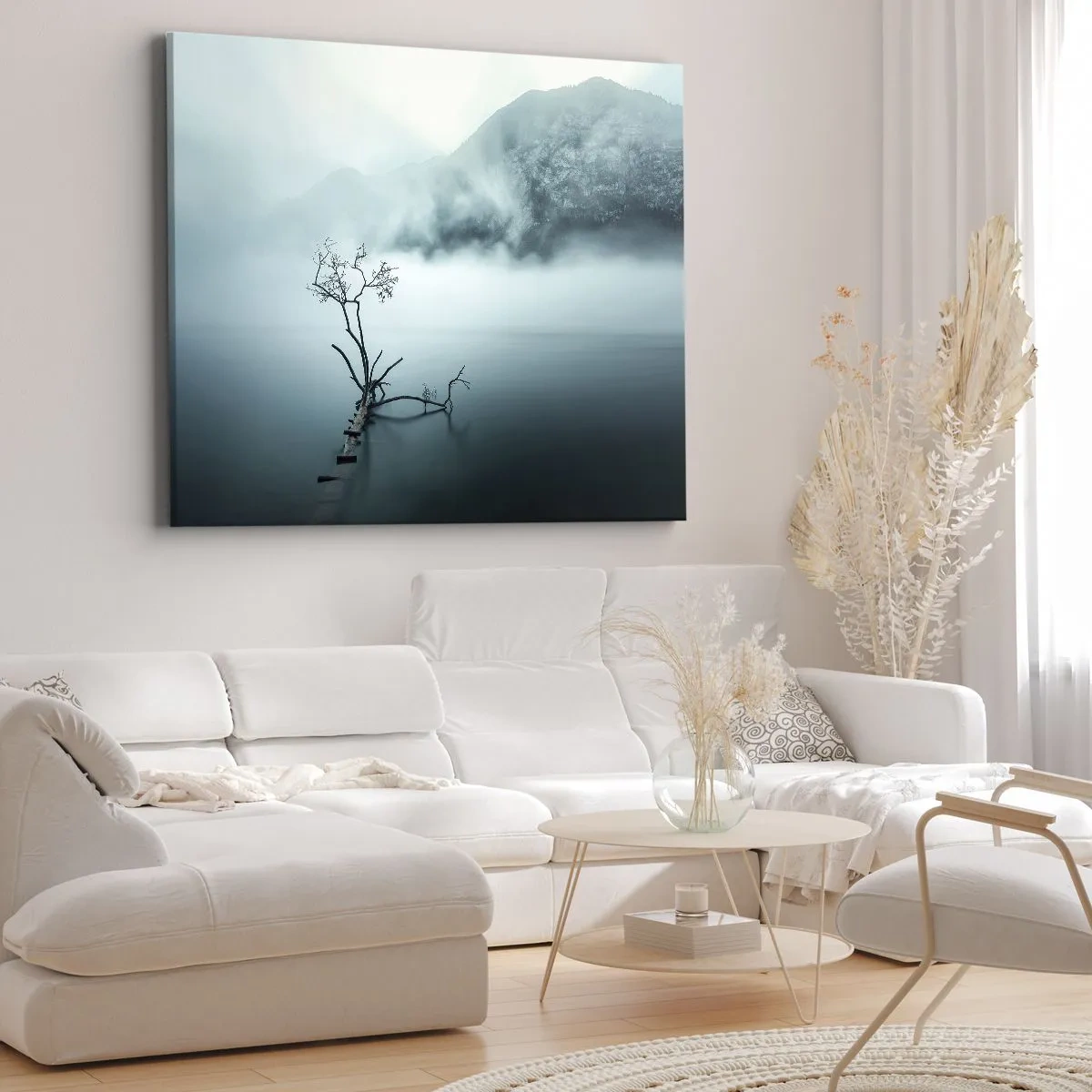 Canvastavla - Bild på duk - Ett ensamt träd i vattnet omgivet av dimma och berg - 70x50cm - Ut ur vatten och dimma - Modern väggdekoration för vardagsrum och sovrum ARTTOR